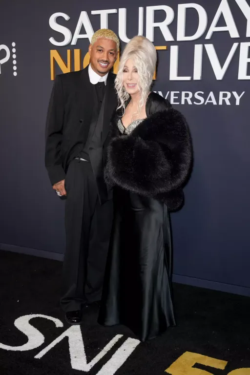 Cher és fiatal párja elbűvölték az SNL vörös szőnyegét-1