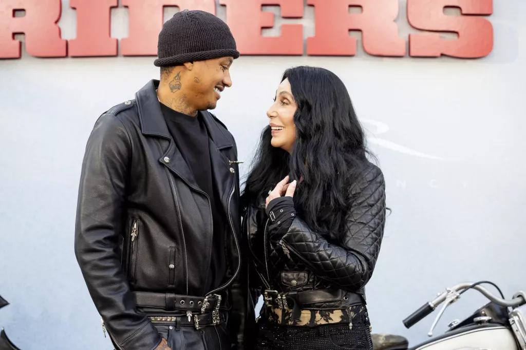Cher és fiatal párja elbűvölték az SNL vörös szőnyegét-3