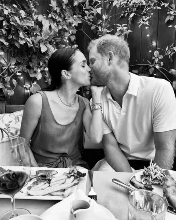 Meghan Markle büszkén ünnepli Harry herceget-2