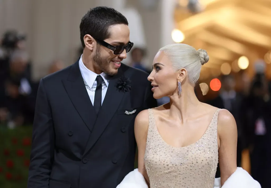 Kim Kardashian és Pete Davidson találkozása az SNL50-en-5