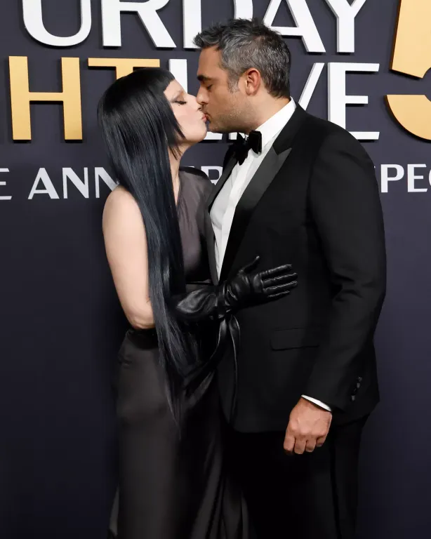 Lady Gaga és vőlegénye az SNL50 gálán: Stílusok ütközése-1