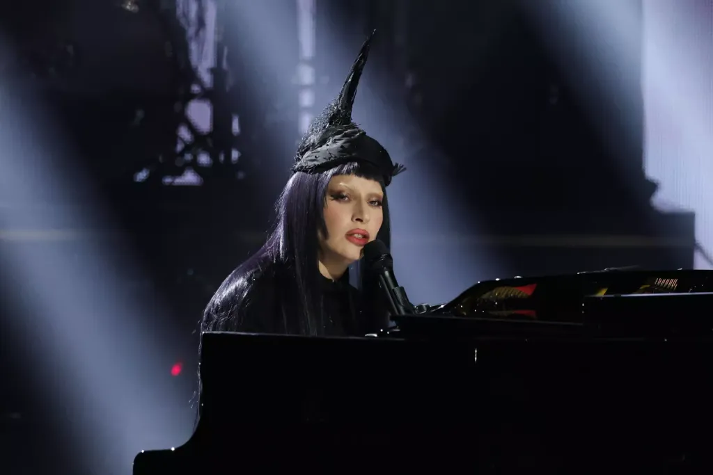 Lady Gaga és vőlegénye az SNL50 gálán: Stílusok ütközése-2