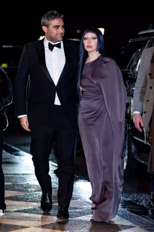Lady Gaga és vőlegénye az SNL50 gálán: Stílusok ütközése-3