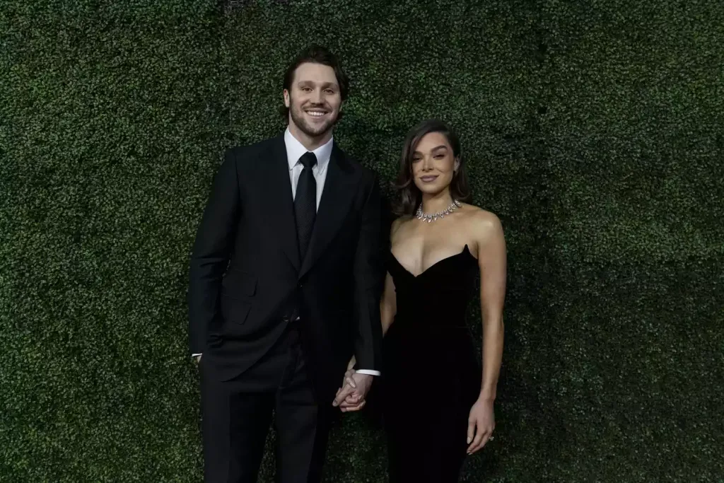 Hailee Steinfeld elárulta Josh Allen lánykérésének részleteit-2