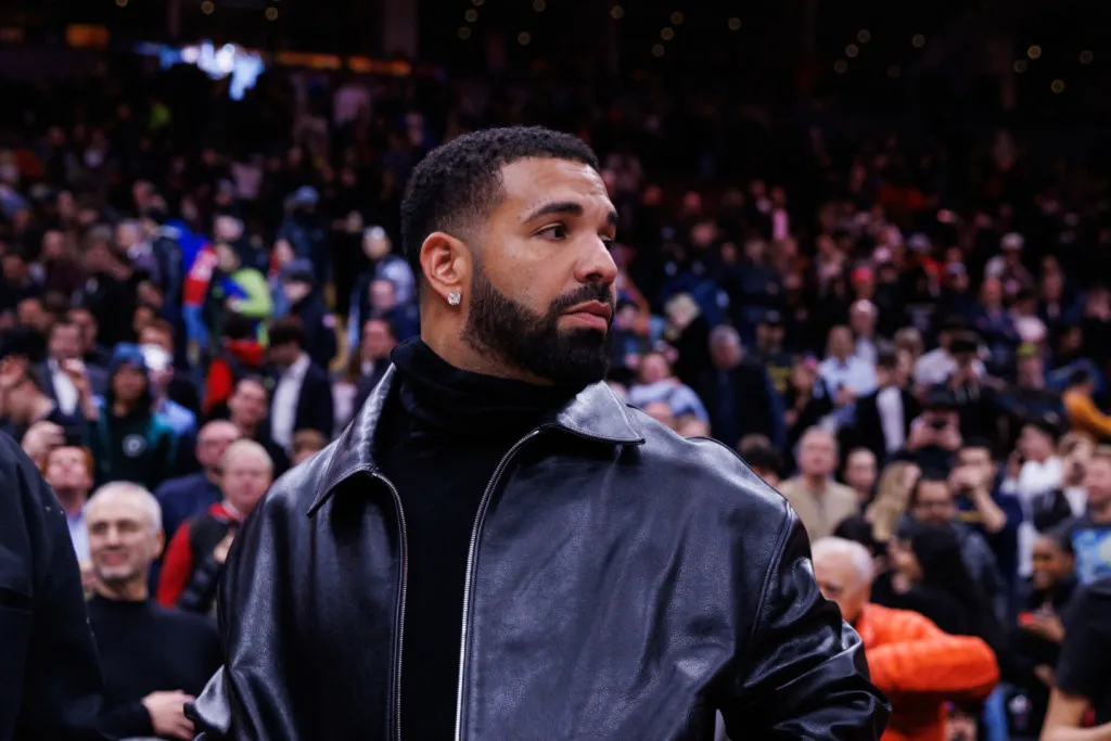 Drake rajongók őrülete: Pénzért könyörögnek a koncerten-1