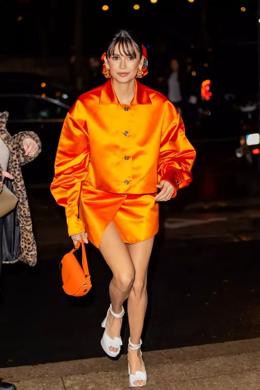 Nina Dobrev saját kezűleg vágja frufruját – videó-2