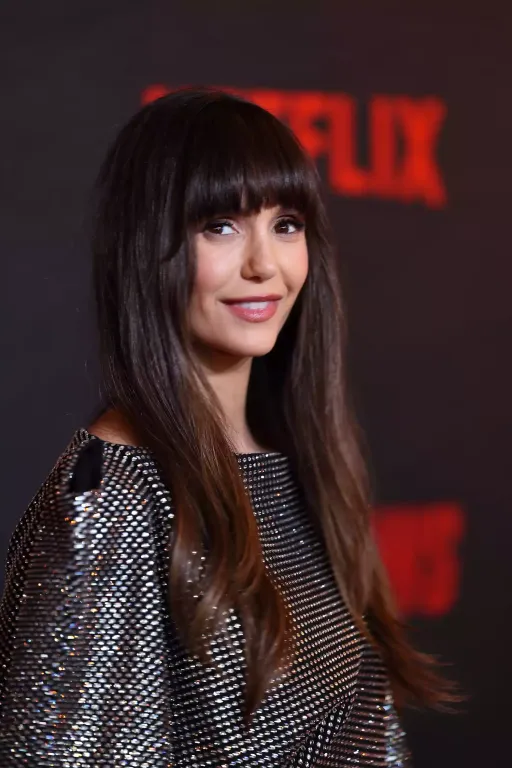 Nina Dobrev saját kezűleg vágja frufruját – videó-3