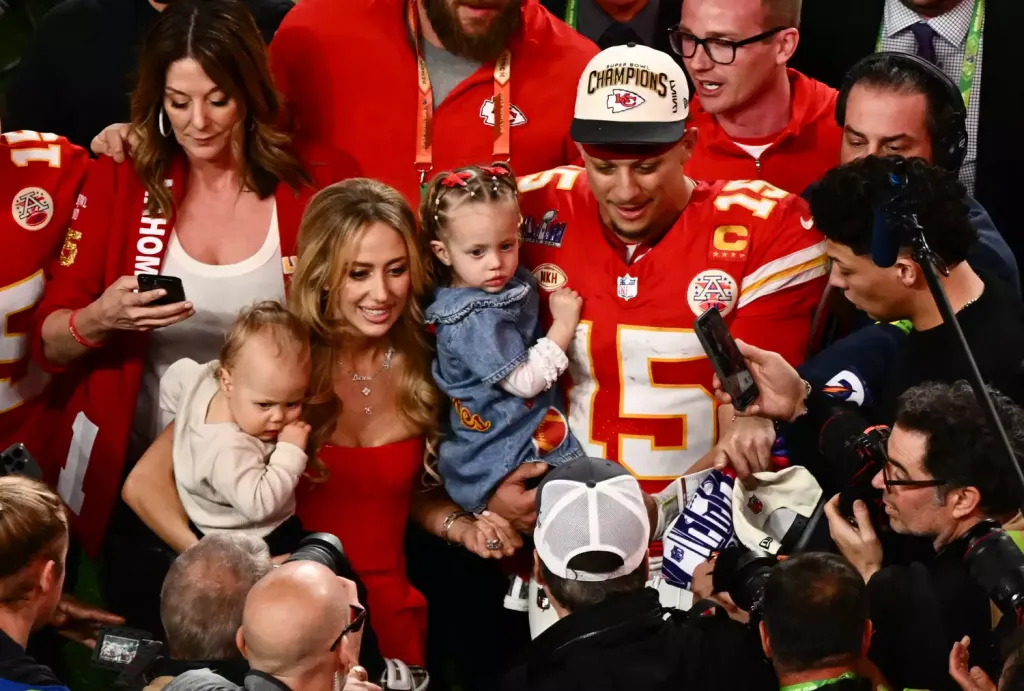 Brittany Mahomes bemutatja újszülött kislányát-2