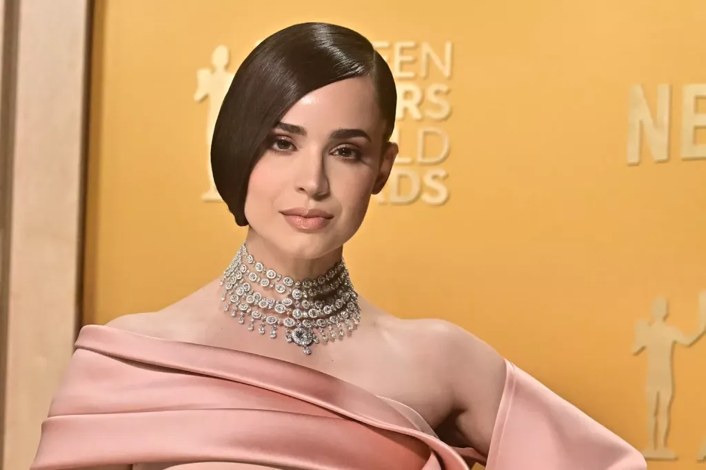Sofia Carson káprázatos 100 karátos nyaklánca a SAG-díjátadón-1