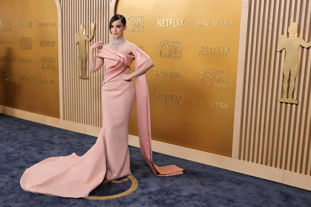Sofia Carson káprázatos 100 karátos nyaklánca a SAG-díjátadón-2