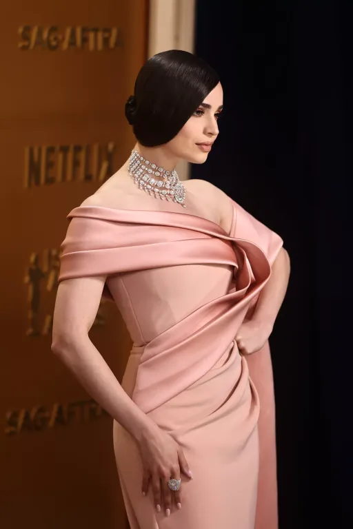 Sofia Carson káprázatos 100 karátos nyaklánca a SAG-díjátadón-3