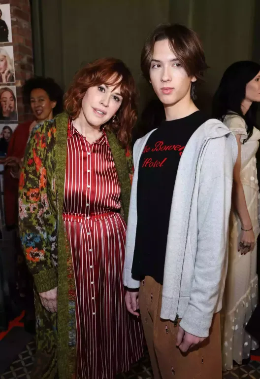 Molly Ringwald és fia közös kifutós debütálása-1