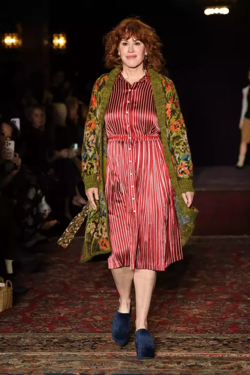 Molly Ringwald és fia közös kifutós debütálása-2