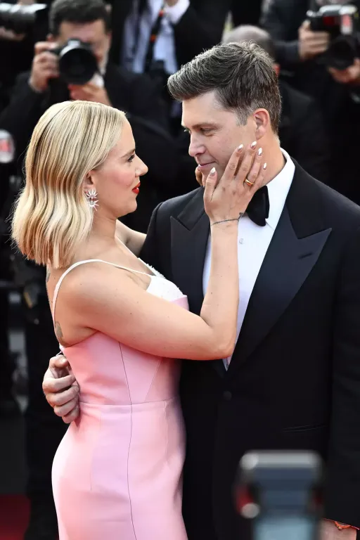 Colin Jost kukázott Scarlett Johansson gyűrűjéért-3