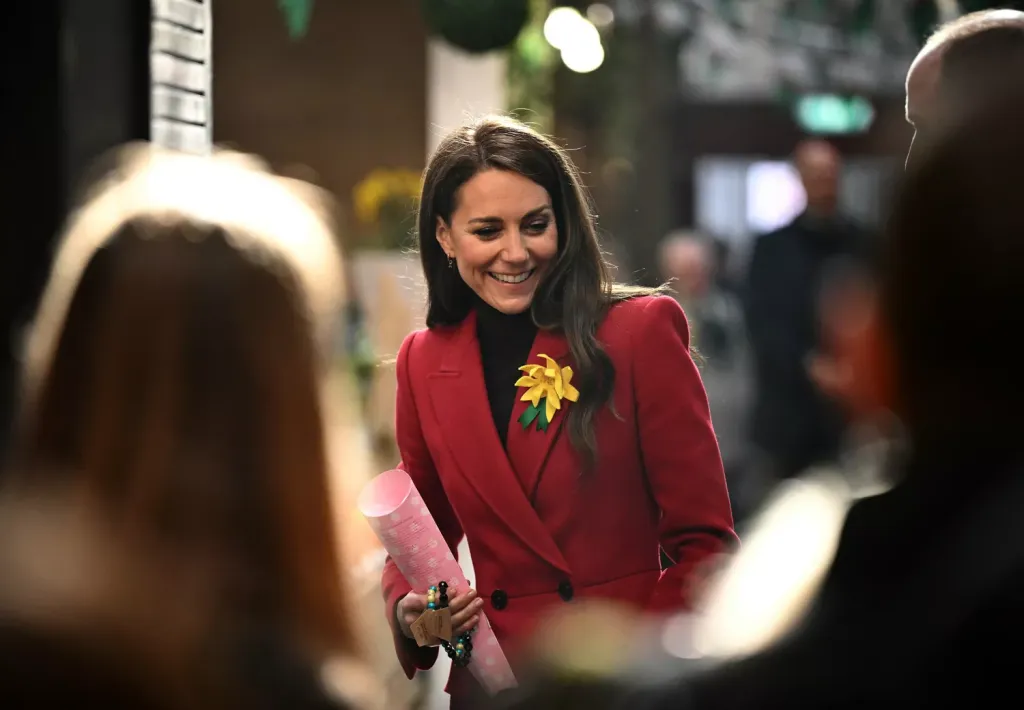 Katalin hercegné vörös kabátban hódít Walesben-3
