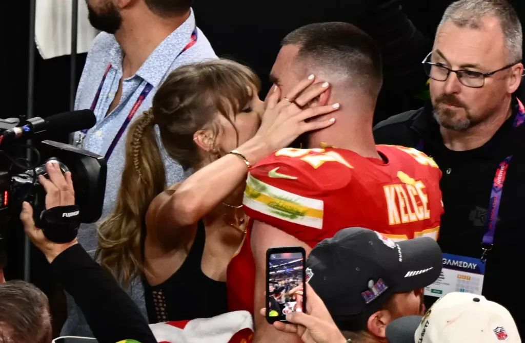 Travis Kelce: Taylor Swift dalai segítenek a Super Bowl vereség után-3