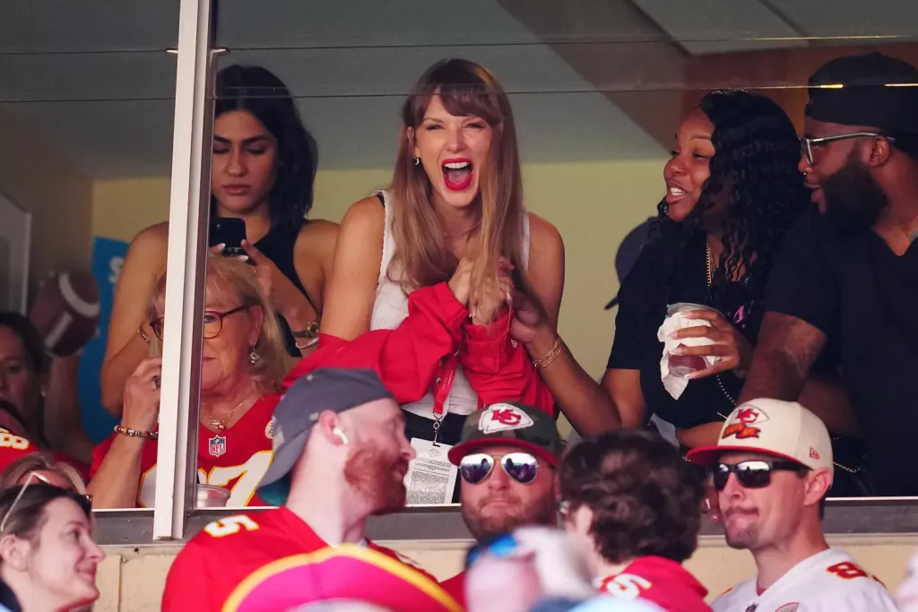 Taylor Swift marad az NFL-ben: Travis Kelce folytatja-3