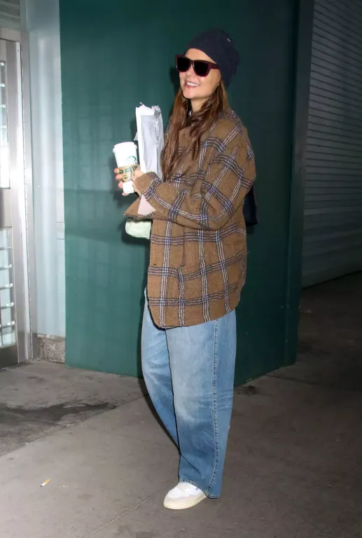 Katie Holmes hódol a barrel-leg farmer trendnek-2