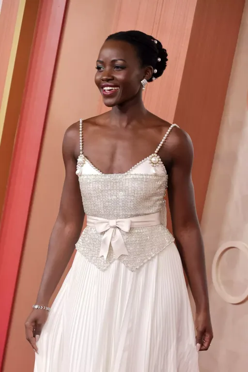 Lupita Nyong’o káprázatos gyöngyös ruhája az Oscaron-1