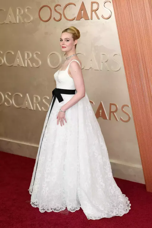 Elle Fanning tündököl az Oscar-gálán hercegnői ruhában-2