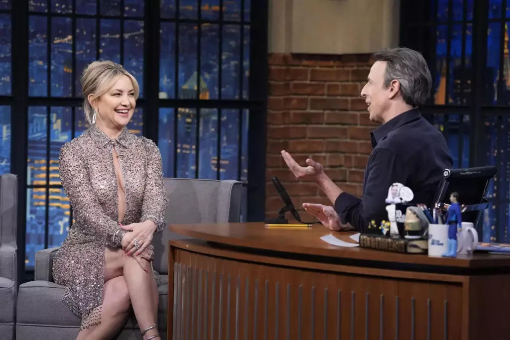 Kate Hudson csillog a Late Night With Seth Meyers-ben-2