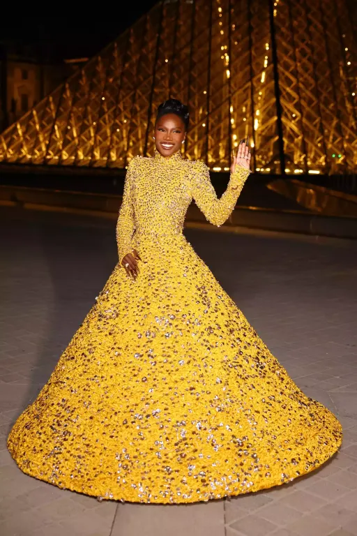 Doechii káprázatos Valentino ruhában a Louvre-ban-1
