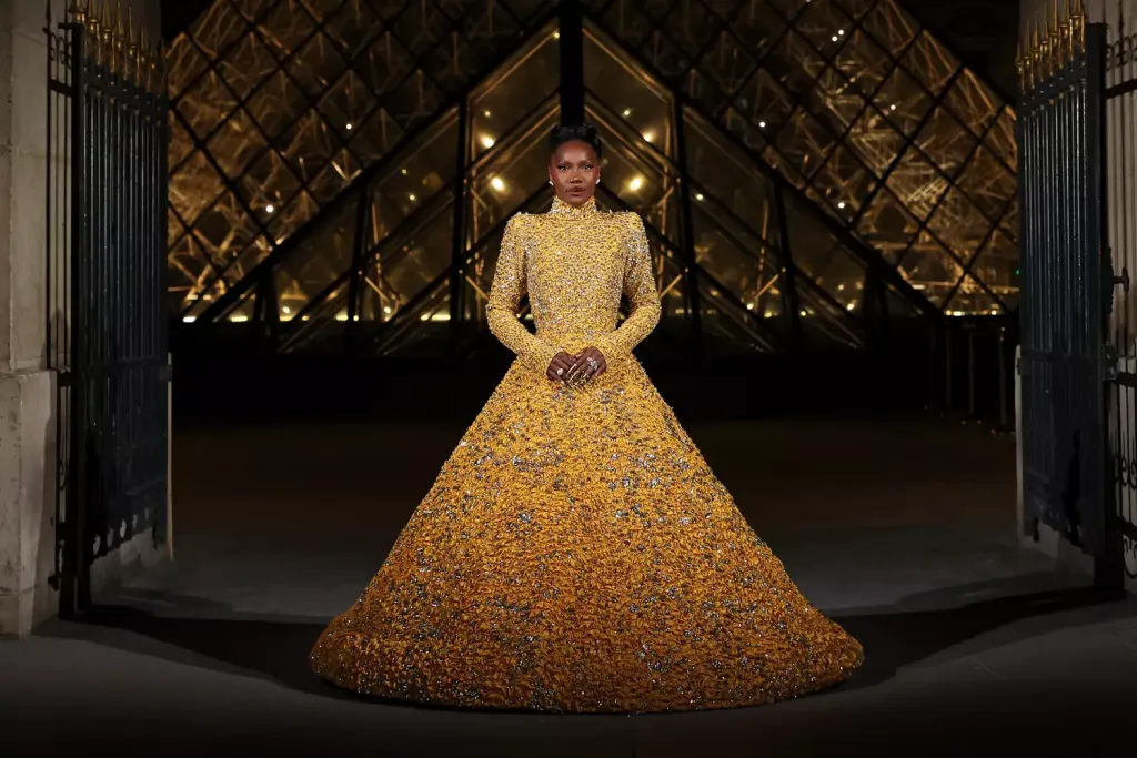 Doechii káprázatos Valentino ruhában a Louvre-ban-2