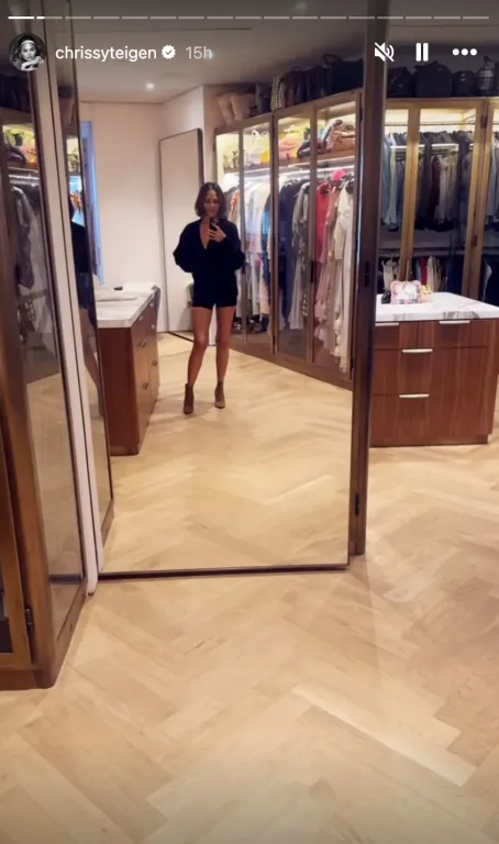 Chrissy Teigen és kislánya cuki öltözködési rutinja-2