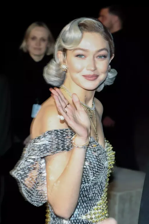 Gigi Hadid meghökkentő ezüst hajjal hódít Párizsban-1