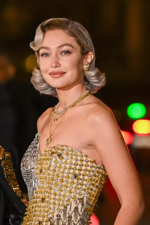 Gigi Hadid meghökkentő ezüst hajjal hódít Párizsban-2