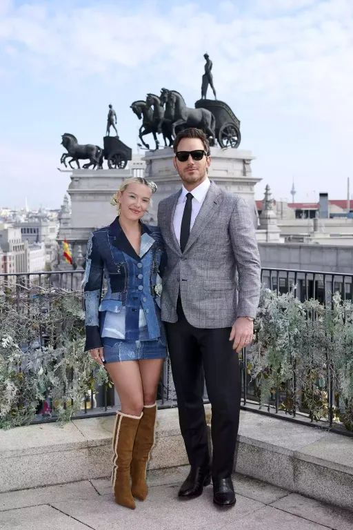 Chris Pratt lovagias gesztusa Millie Bobby Brown felé-2