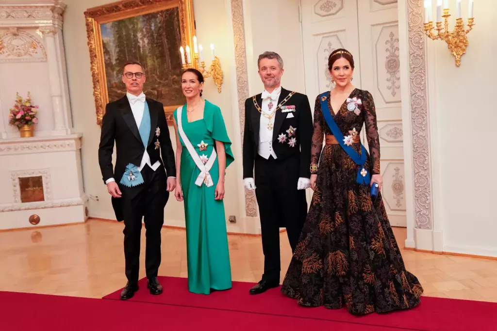Dán királynő ritka tiarát viselt: Vulkáni szerelem története-1
