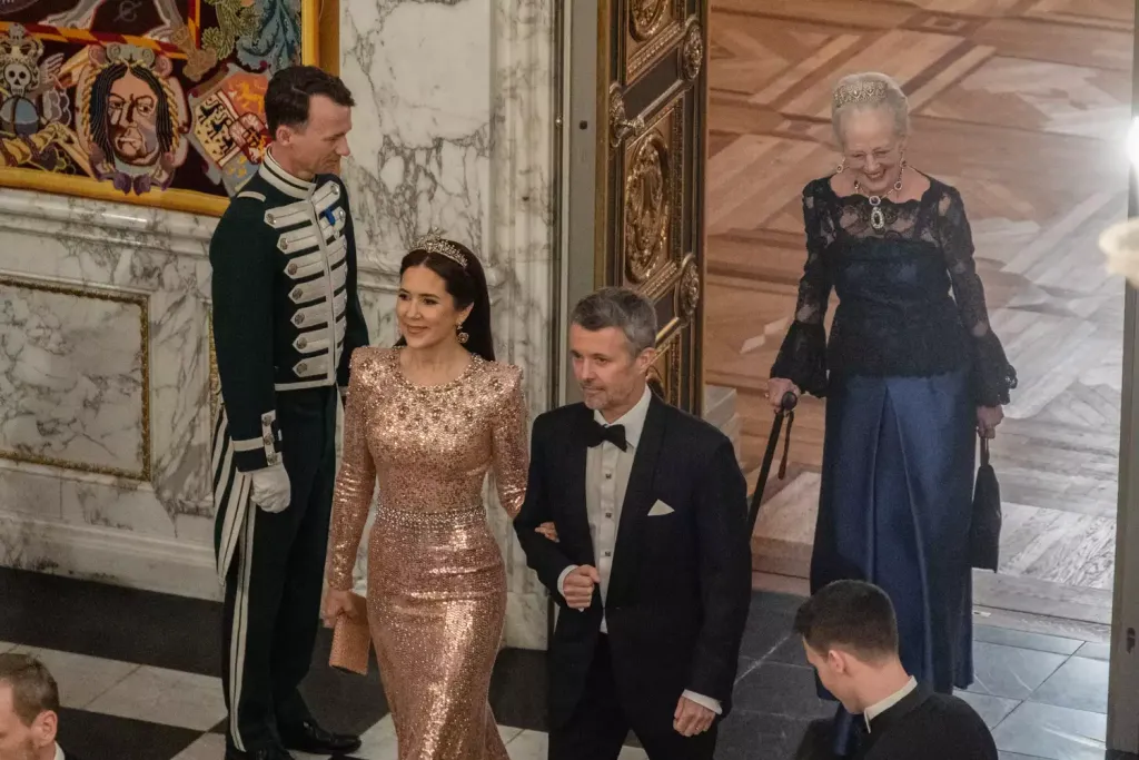Dán királynő ritka tiarát viselt: Vulkáni szerelem története-5