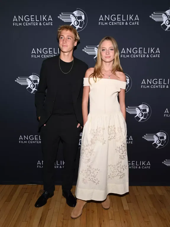 Naomi Watts lánya debütált a Valentino kifutóján-3