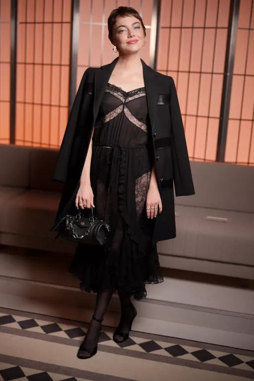 Emma Stone ragyog áttetsző csipkeruhában Párizsban-1