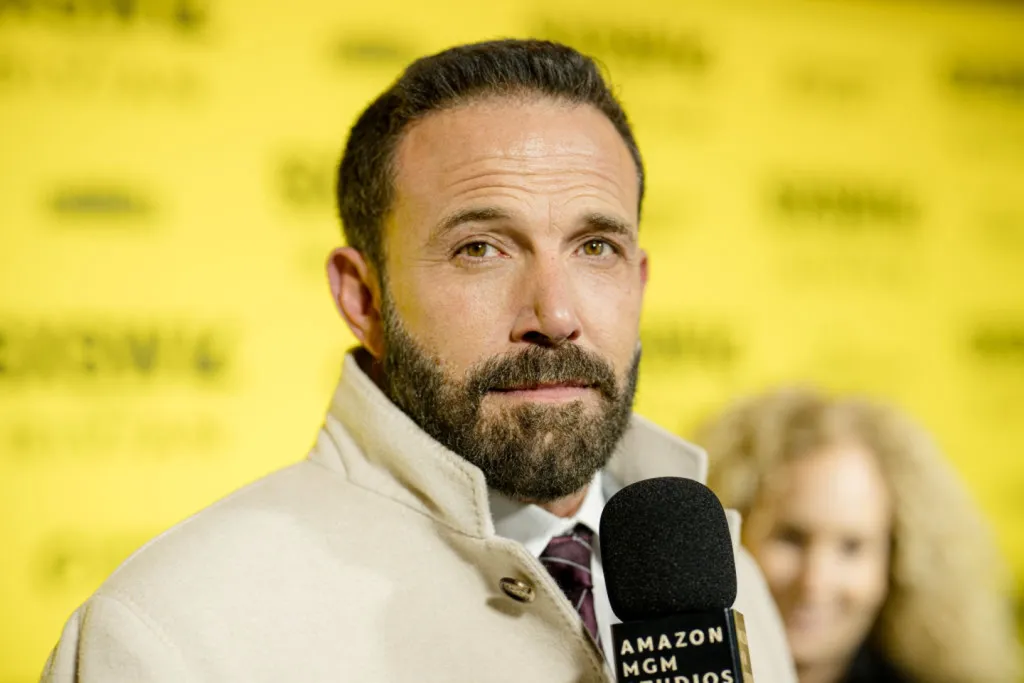 Ben Affleck kioktatja fiát a drága cipők miatt-2