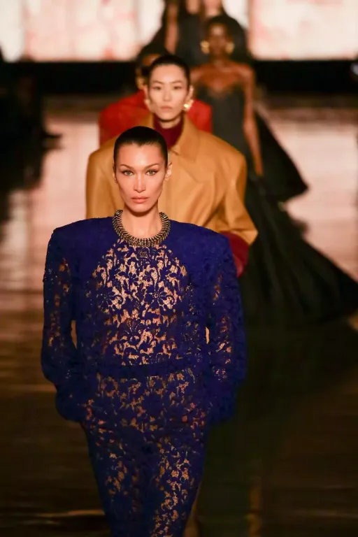 Bella Hadid visszatér a kifutóra Saint Laurent ruhában-1