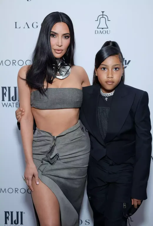 Kim Kardashian átadja Kanye West gyűrűjét lányának-2