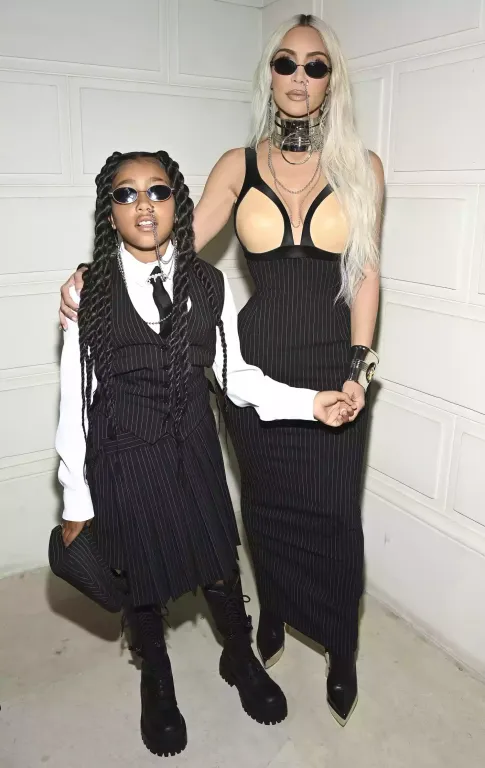 Kim Kardashian átadja Kanye West gyűrűjét lányának-3