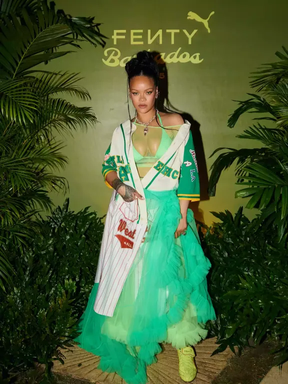 Rihanna kápráztat: Neon zöld szett a Fenty x Puma bulin-1