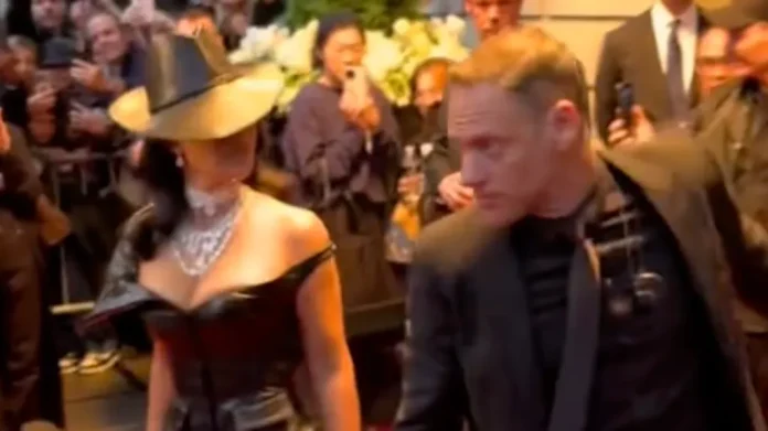 Kim Kardashian furious with security guard after he steps on dress at Met Gala in awkward footage