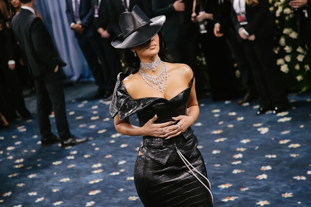 Kim Kardashian dühroham: Biztonsági őr taposta ruháját-1