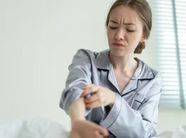 lány vakarózik az ágyban mert megcsípte a szúnyog