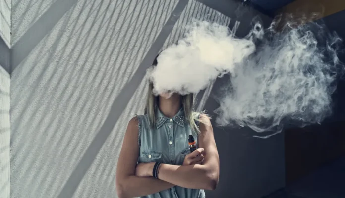elektromos cigarettát szív egy nő