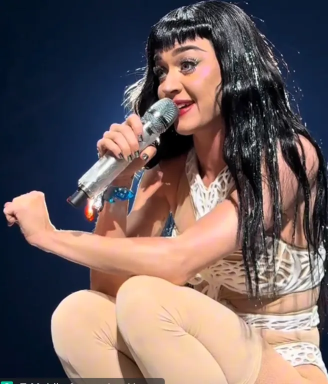 Katy Perry sokkolja rajongóit koncerten-1