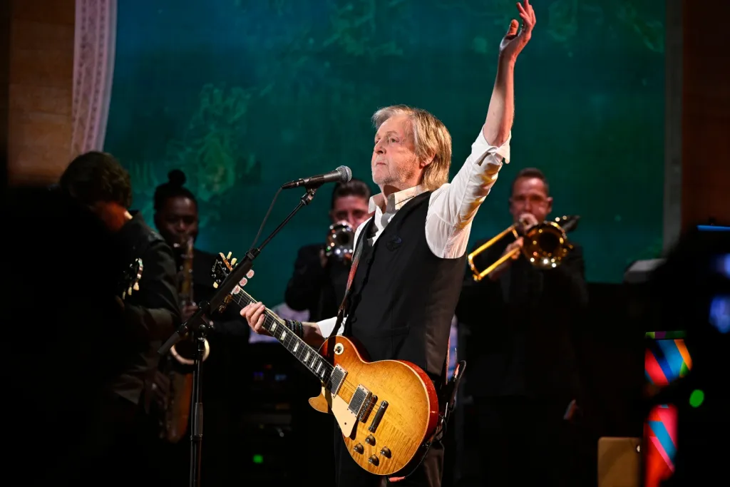 Paul McCartney sokkolja a nézőket rögtönzött dalával-1