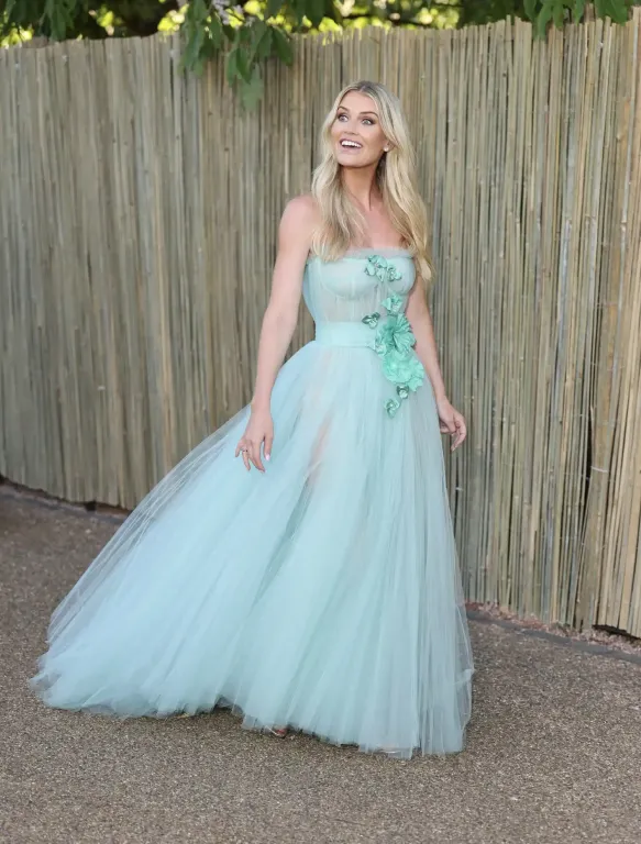 Lady Kitty Spencer kápráztat aqua Dolce & Gabbana ruhában-1