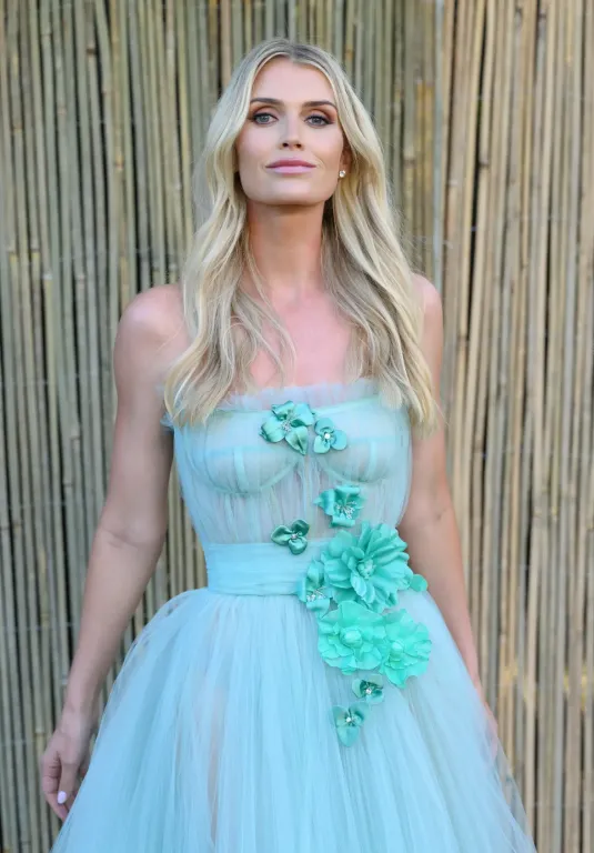 Lady Kitty Spencer kápráztat aqua Dolce & Gabbana ruhában-3