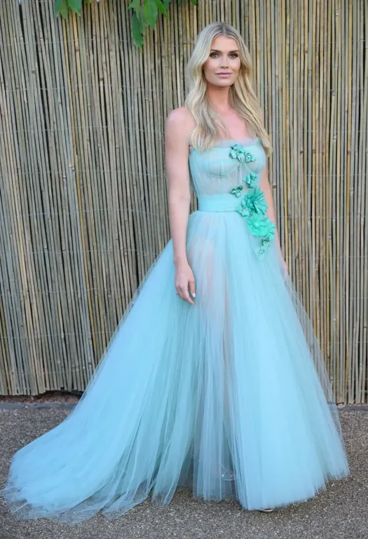 Lady Kitty Spencer kápráztat aqua Dolce & Gabbana ruhában-5