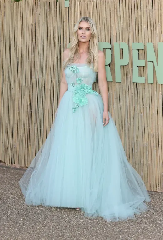 Lady Kitty Spencer kápráztat aqua Dolce & Gabbana ruhában-7